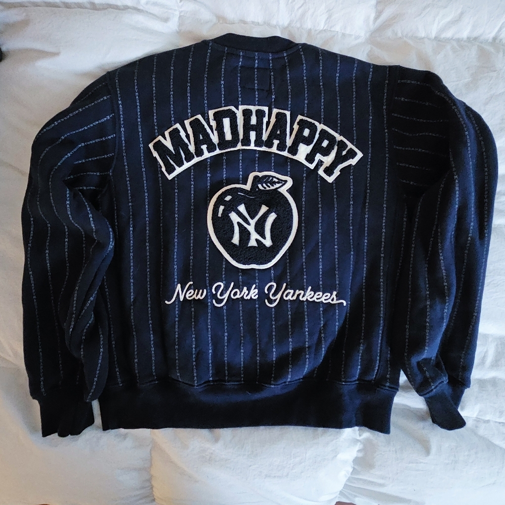 New MADHAPPY New York Yankees Crewneck Sweatshirt - XS